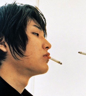 煙草をくわえる横顔かっこいい松田龍平